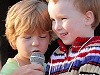 Děti mluví na mikrofon