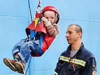 Dítě na laně a hasič